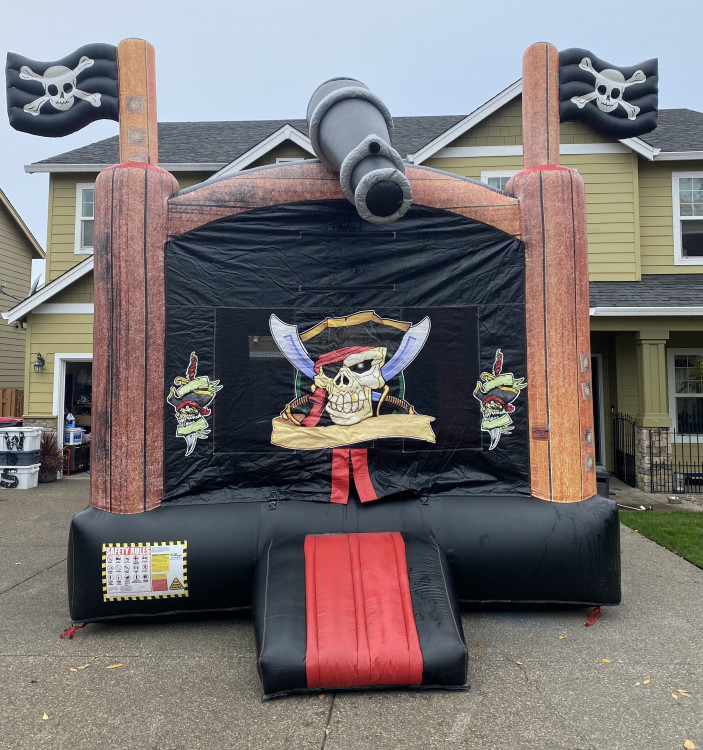(17) PIRATE BOUNCE HOUSE 1HP